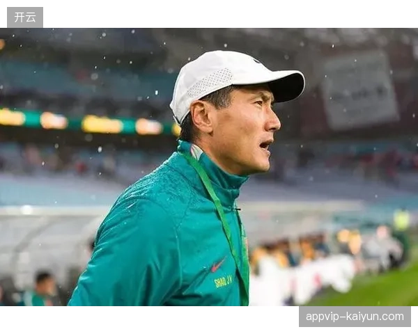 国足全场狂攻24次射门未果,邵佳一的高位逼抢战术未能转化为有效得分机会 国足全场狂攻24次射门未果,邵佳一的高位逼抢战术未能转化为有效得分机会